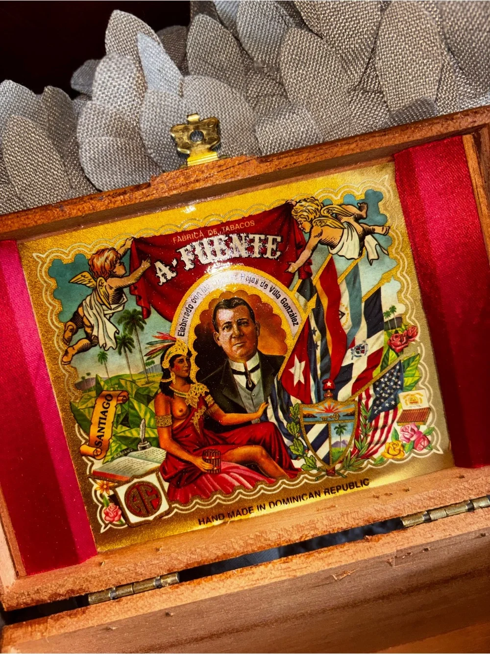 A. Fuente Flor Fina 8-5-8 Wooden Cigar Box Dominican Republic Vintage
